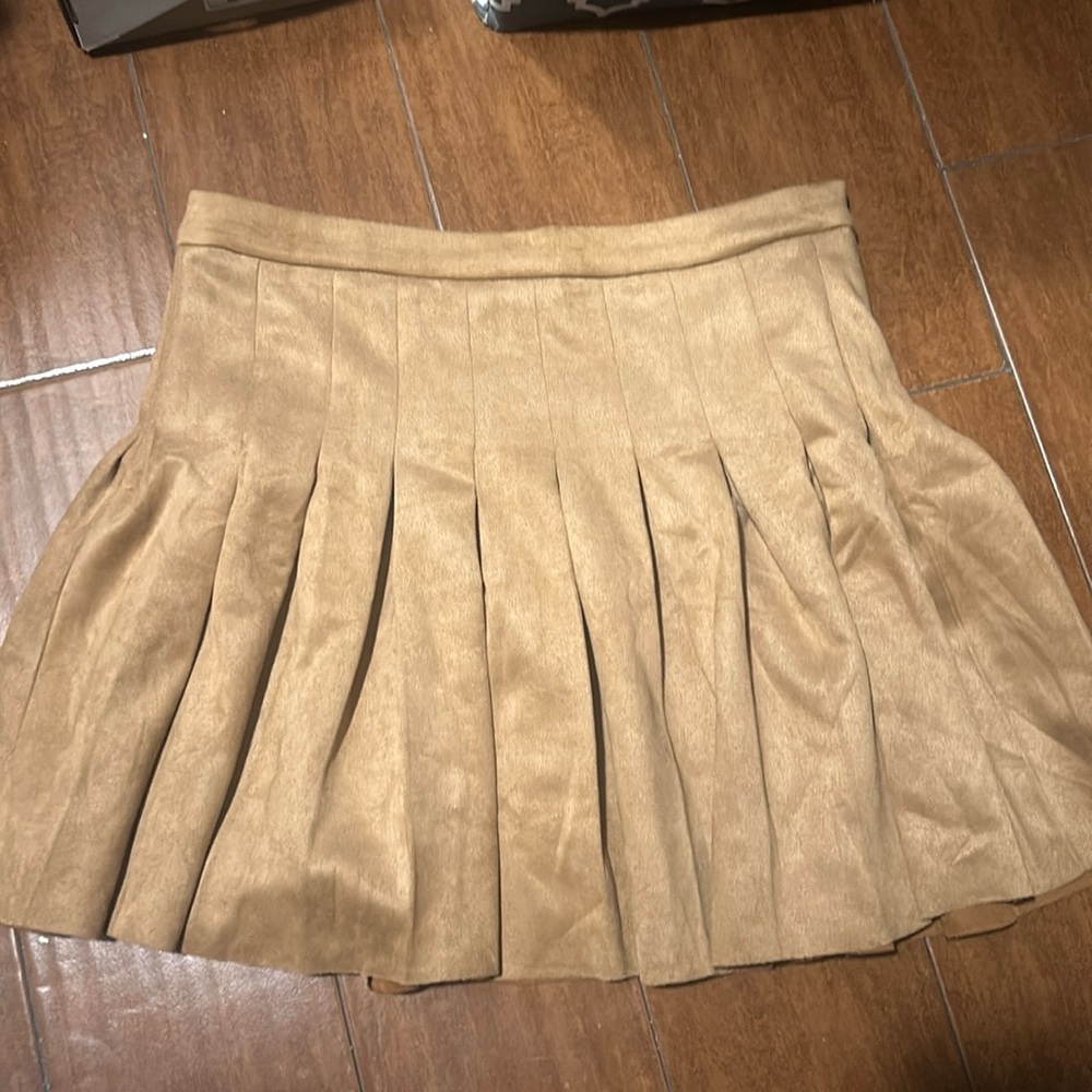 Beautiful Tan Suede skirt, perfect for Fall/Winter ! Worn 1x !
